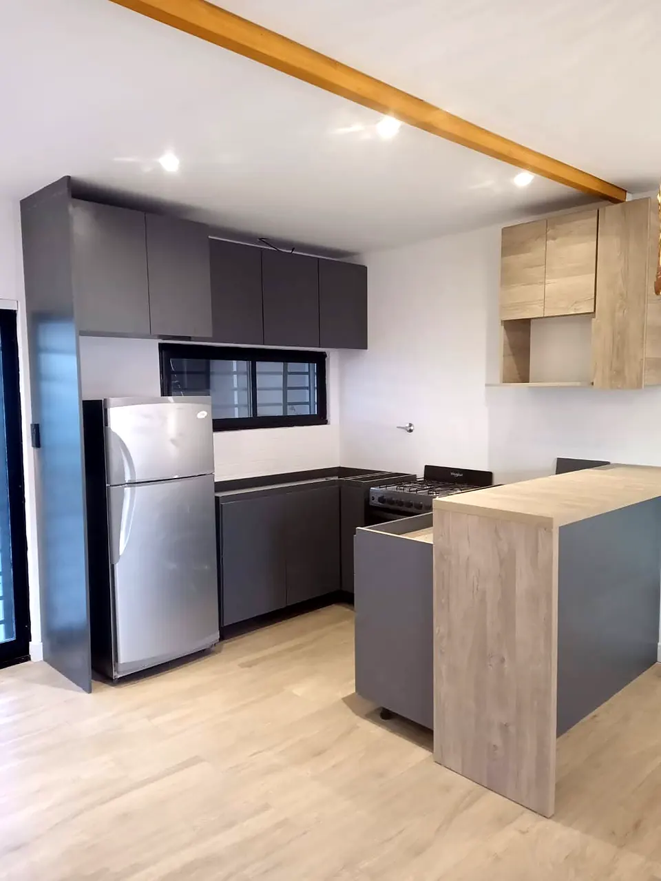 Casa con cocina y muebles a medida
